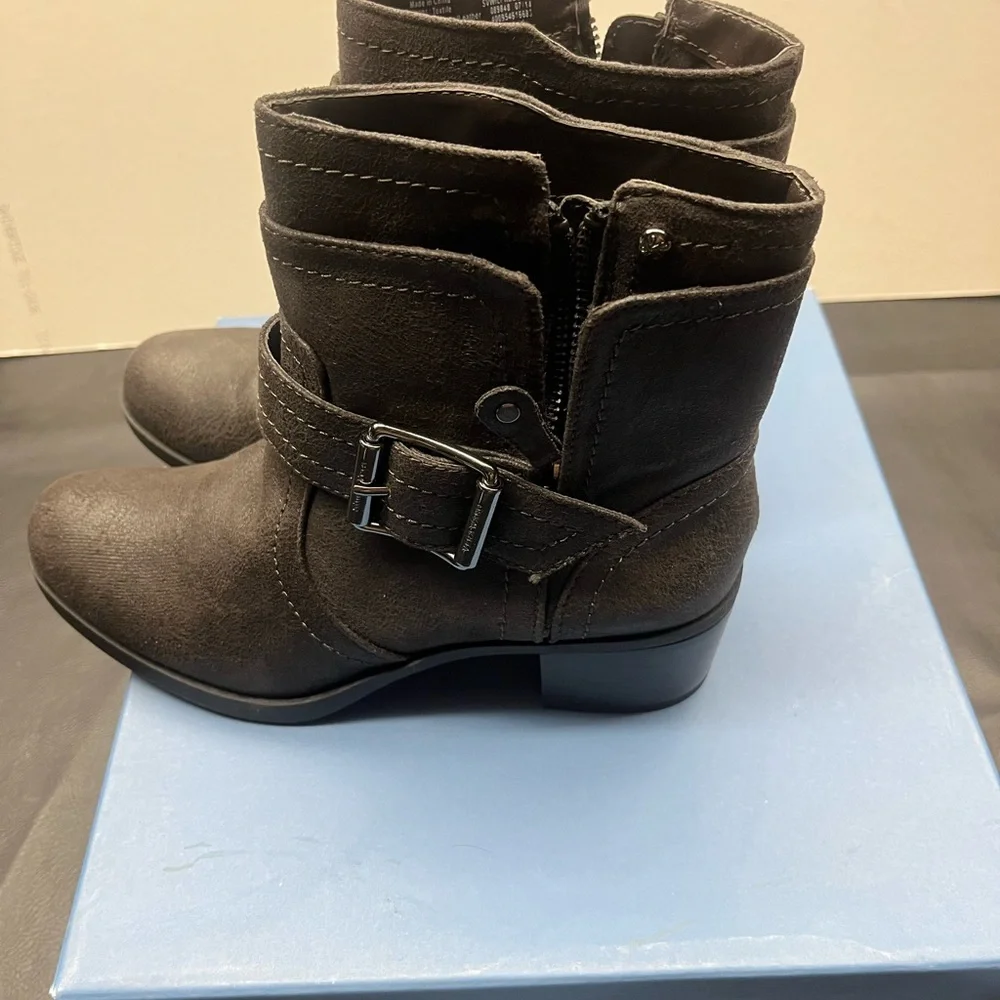 Simply Vera Wang - Size: 6.5 - Brand new in box - Picture 2 of 10